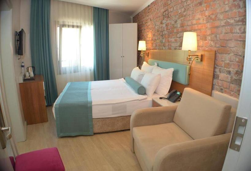 اتاق خانوادگی با چشم‌انداز باغ, Sardinia Otel