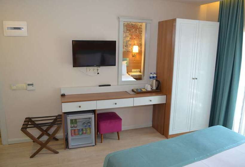 اتاق خانوادگی با چشم‌انداز جانبی دریا, Sardinia Otel