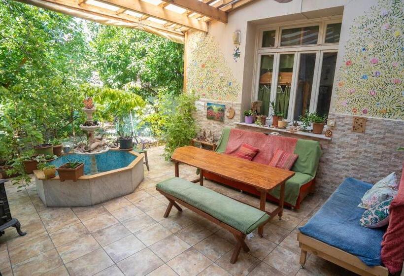 تختخواب در اتاق مشترک, Lotus Garden Hostel Izmir