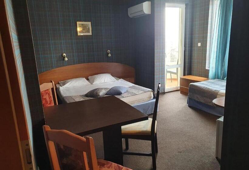 标准三人间, Family Hotel Lazuren Briag