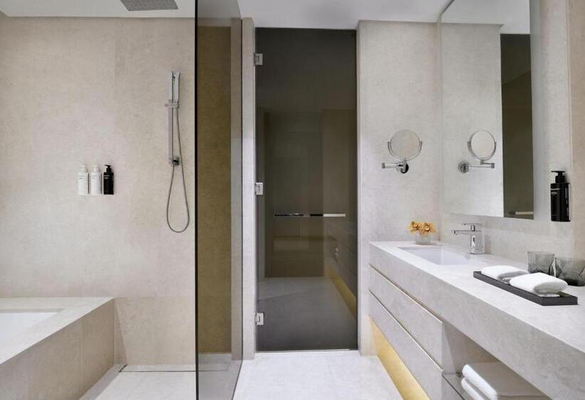Номер Deluxe Кровать Кинг, La Ville Hotel & Suites City Walk Dubai, Autograph Collection