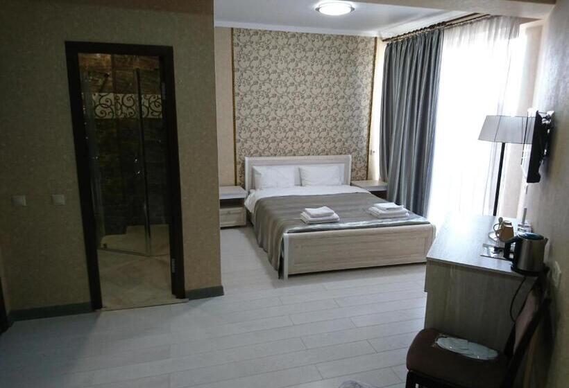 سوئیت جونیور خانوادگی, Gega