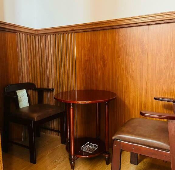 Deluxe Room, Myti