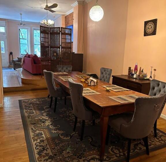 اتاق خانوادگی, Macaw Guest House