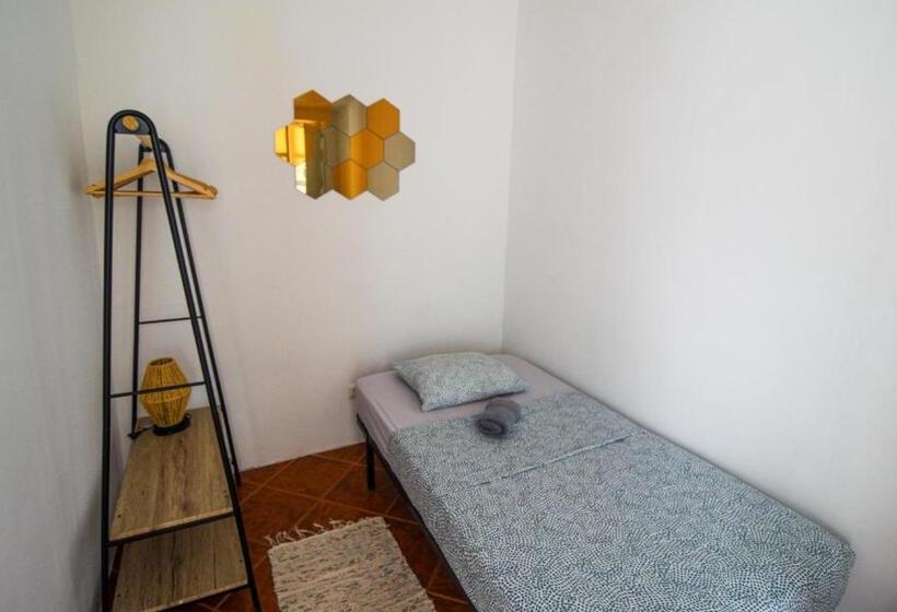 标准单人间, Shared Apartment With Bright Private Patio In Lisboa