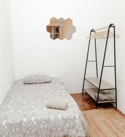 标准单人间, Shared Apartment With Bright Private Patio In Lisboa