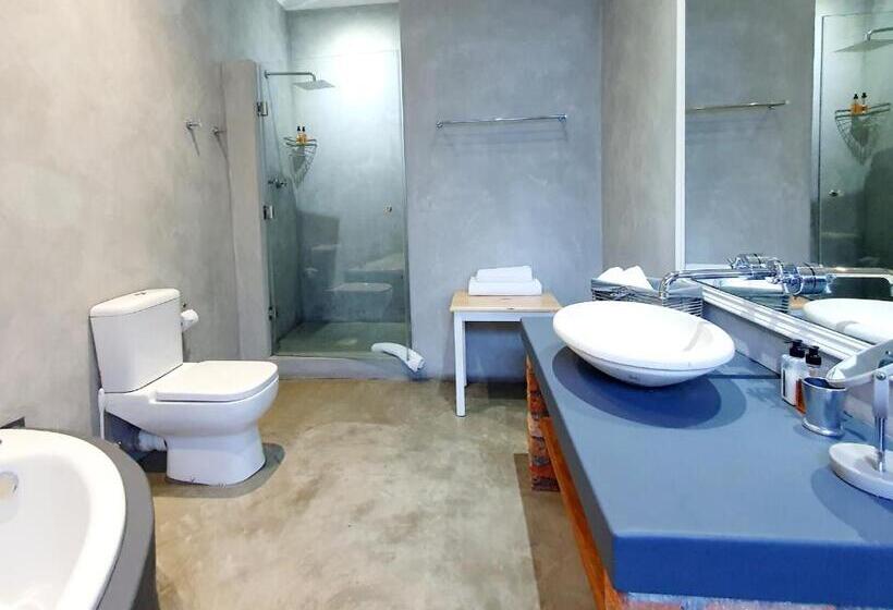 اتاق لوکس, Two Fat Owls Guesthouse