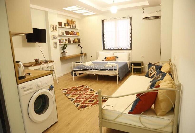 标准三人间, Illyrian Studio Apartment 1