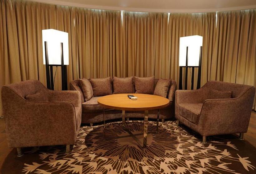 Люкс Вид на Город, Gokulam Grand Trivandrum