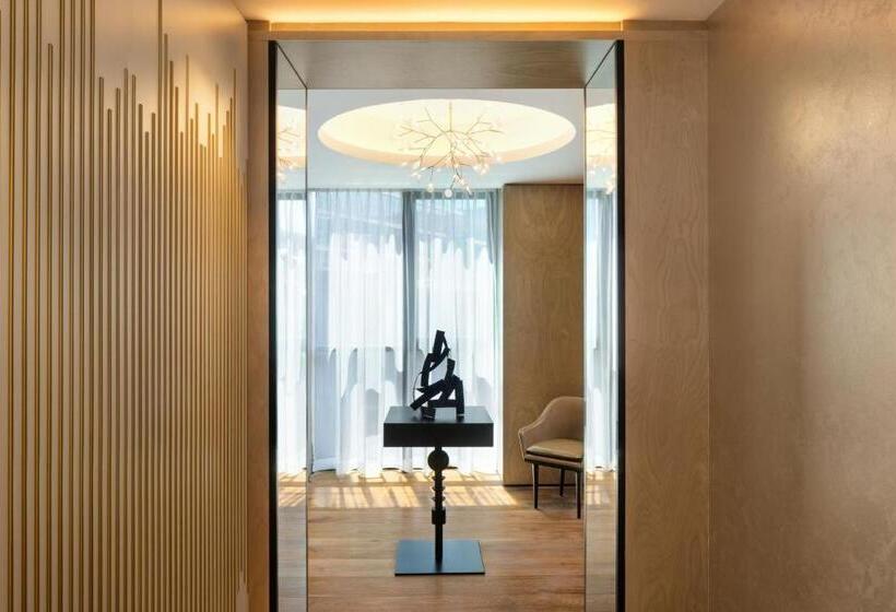 سوییت اجرایی, Paragraph Freedom Square, A Luxury Collection Hotel, Tbilisi