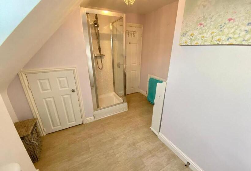 Дом 3 Спальни, Number 2, Spacious Rooms, Near Ironbridge!