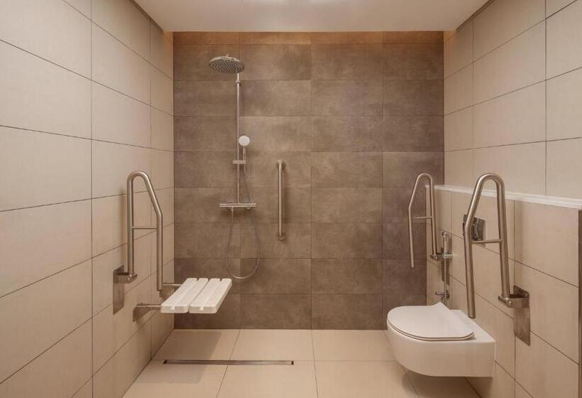 اتاق استاندارد با تخت بزرگ برای معلولان, Holiday Inn Dubai Business Bay, An Ihg
