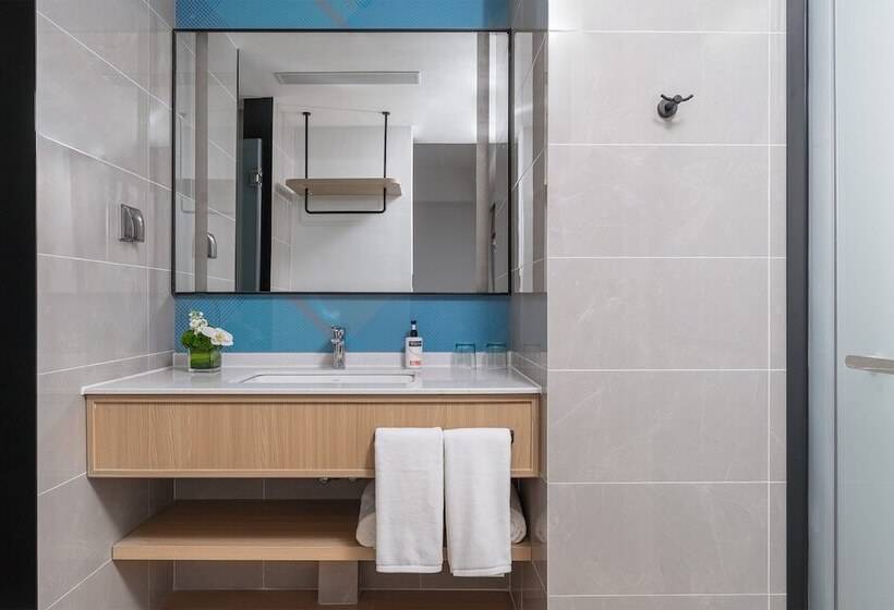 Номер Стандарт с Балконом, Holiday Inn Express Wenchang By Ihg