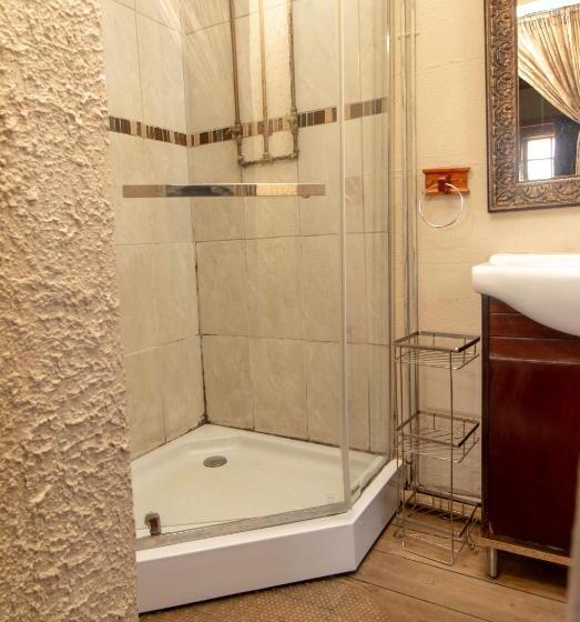 Семейный Номер, Pandora S Guesthouse