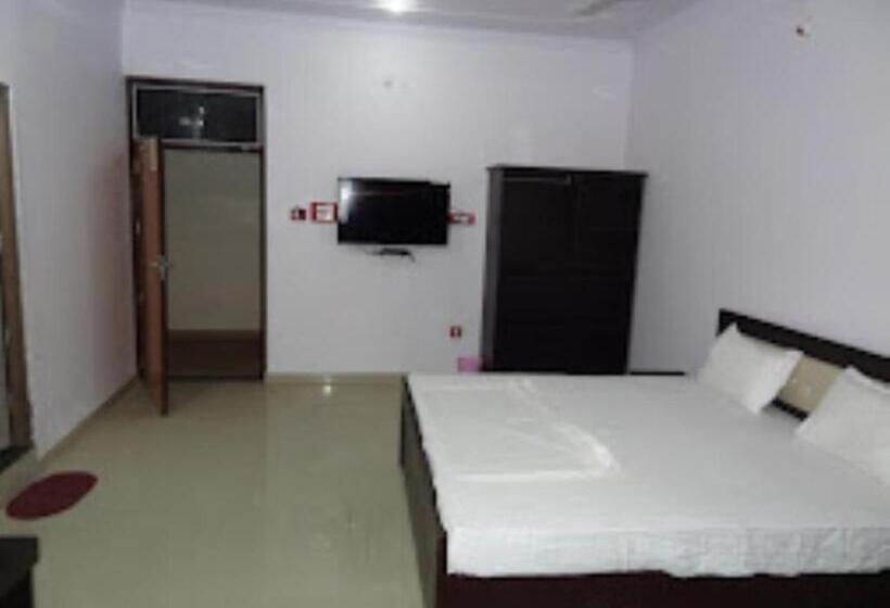 Люкс, The Royal Hotel,chhatarpur