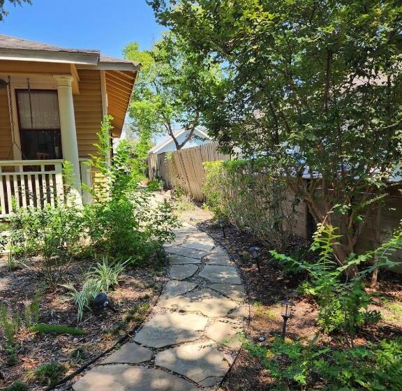 דירת חדר, Cute & Quiet Garage Apt Home