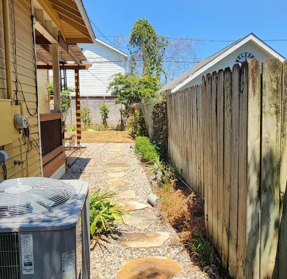 דירת חדר, Cute & Quiet Garage Apt Home