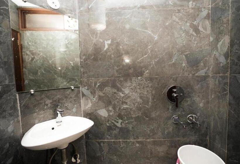 اتاق لوکس, Sarthi Guest House In Jangpura Bhogal Near Nizamuddin Railway Station