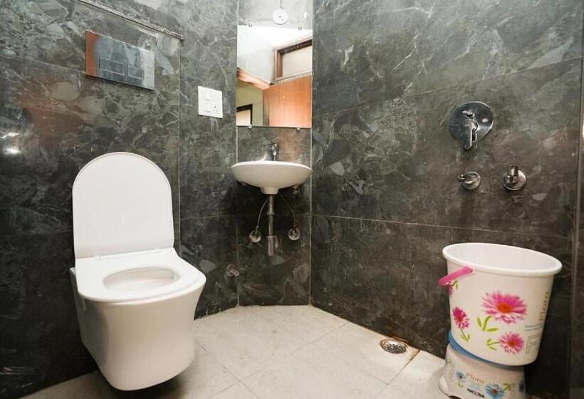 اتاق لوکس, Sarthi Guest House In Jangpura Bhogal Near Nizamuddin Railway Station