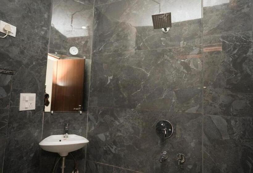 اتاق سوپریور سه تخته, Sarthi Guest House In Jangpura Bhogal Near Nizamuddin Railway Station
