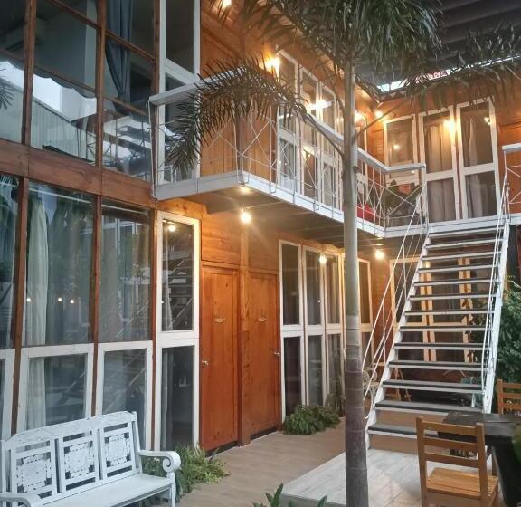اتاق خانوادگی با چشم‌انداز باغ, A Lamer Home Vũng Tàu