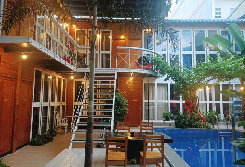 اتاق استاندارد سه تخته با چشم‌انداز استخر, A Lamer Home Vũng Tàu