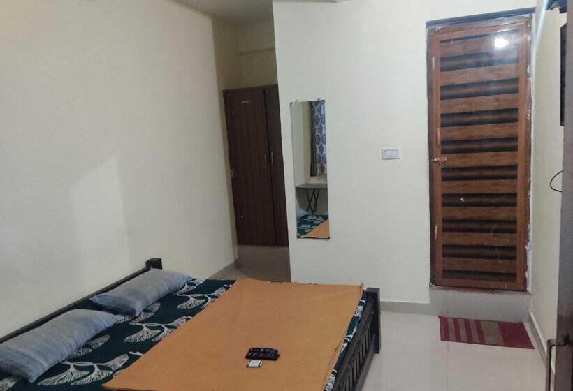 三人经典房间, Oyo Navarang Boarding And Lodging
