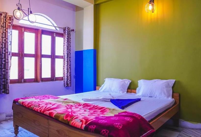 اتاق لوکس, 12 Monks Hostel Pushkar