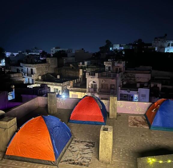 چادر با خدمات رفاهی استاندارد, 12 Monks Hostel Pushkar