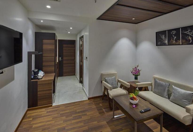 Королевский Люкс, Grand Continent Hosur A Sarovar Portico Affiliate