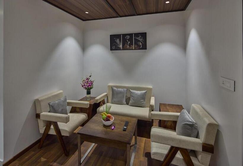 Королевский Люкс, Grand Continent Hosur A Sarovar Portico Affiliate