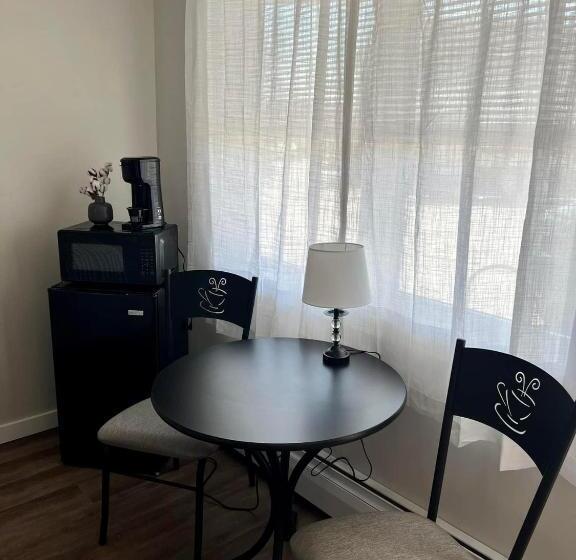 Четырехместный Номер Стандарт, Lincoln House Motel