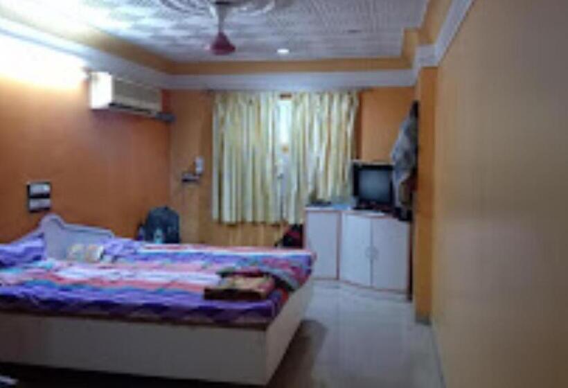 带大床的豪华间, Rajdhani And Guest House Gujarat   Best Family Hotel In Halol Near Pavaghad And Halol Gidc