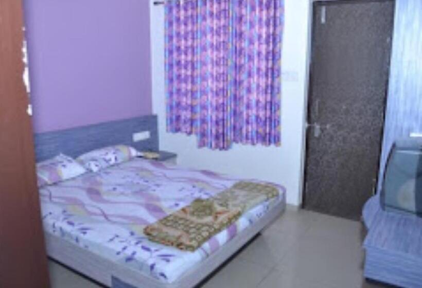 豪华房间, Rajdhani And Guest House Gujarat   Best Family Hotel In Halol Near Pavaghad And Halol Gidc