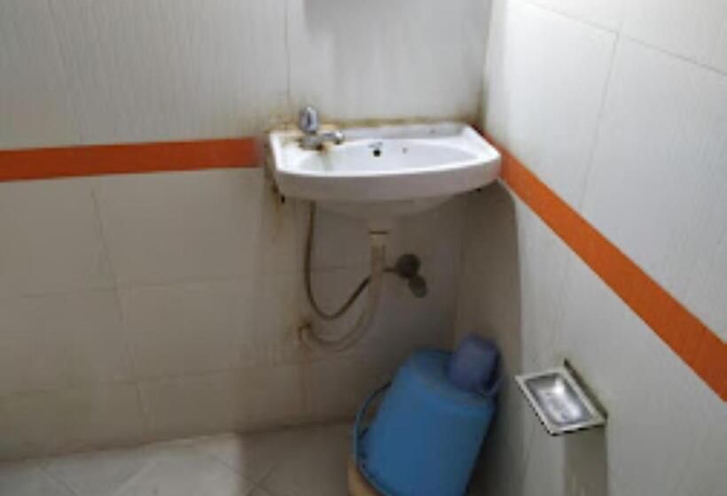 豪华三人间, Rajdhani And Guest House Gujarat   Best Family Hotel In Halol Near Pavaghad And Halol Gidc