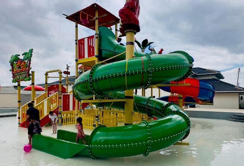 اتاق استاندارد سه تخته با چشم‌انداز استخر, Ivory Park Hotel   Safari Waterworld