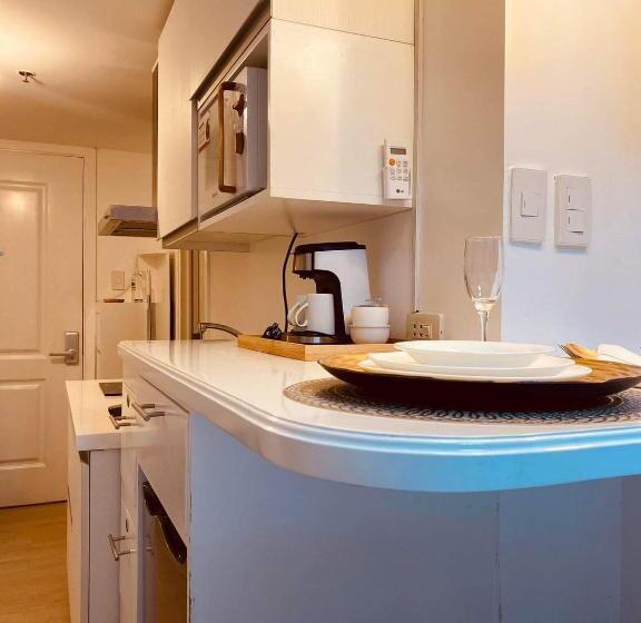 스탠다드 발코니 스튜디오, Neri’s Place At Azure North