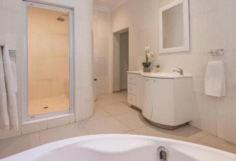 اتاق خانوادگی با چشم‌انداز باغ, The Beach Palace Ramsgate