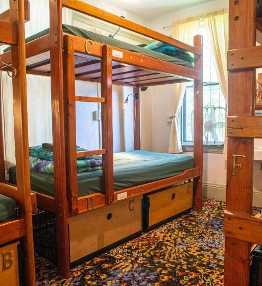Pokój Standard Wspólna Łazienka, Green Tortoise Hostel