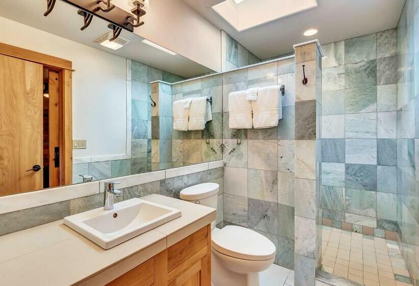 스위트 킹사이즈 침대, Wall Street Suites