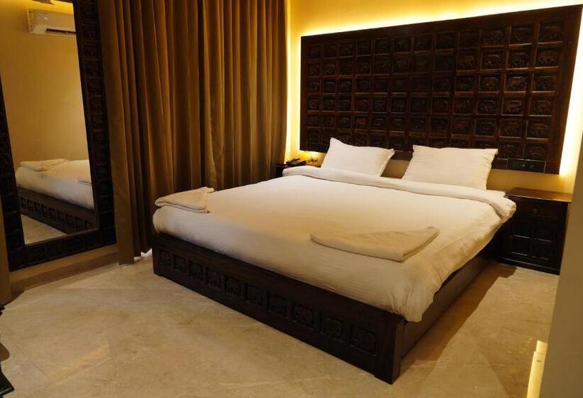 اتاق استاندارد, The Q