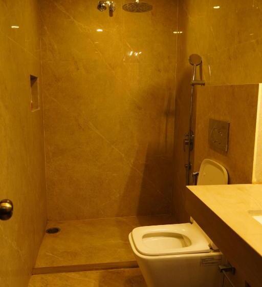 اتاق استاندارد, The Q