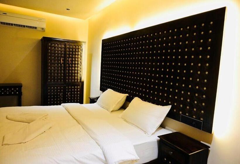 اتاق پرمیوم, The Q