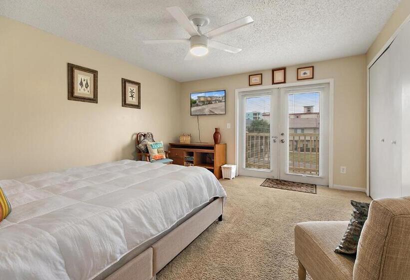 Апартаменты 1 Спальня с Балконом, Jax Beach House  1 Minute Walk To Beach
