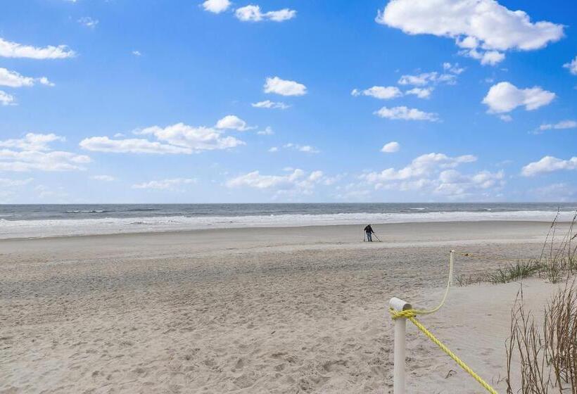Апартаменты 1 Спальня с Балконом, Jax Beach House  1 Minute Walk To Beach