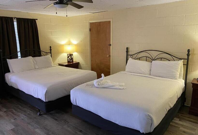 Четырехместный Номер Стандарт, Ji1, King Guest Room At The Joplin Inn At Entrance To The Resort Hotel Room