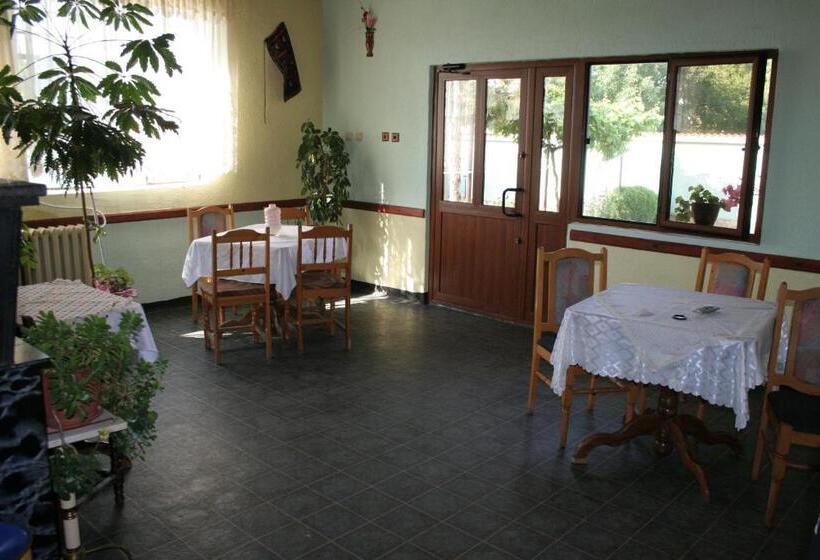 Трехместный Номер Стандарт Совместная Ванная, Guest House Edelvais
