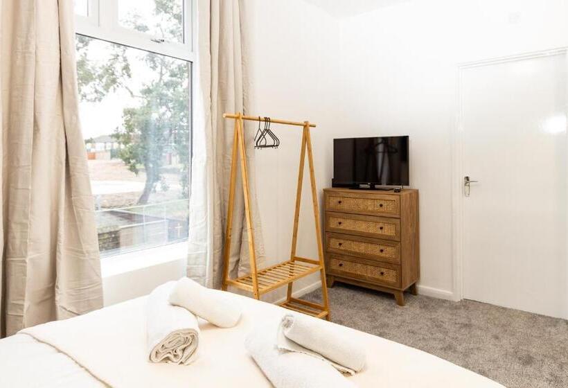 Номер Стандарт, Suite 5   Stylist Spot In Oldham City Centre