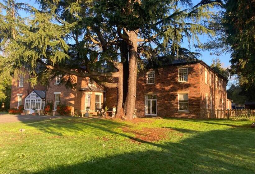 Четырехместный Номер Стандарт Вид на Сад, North Clifton Hall