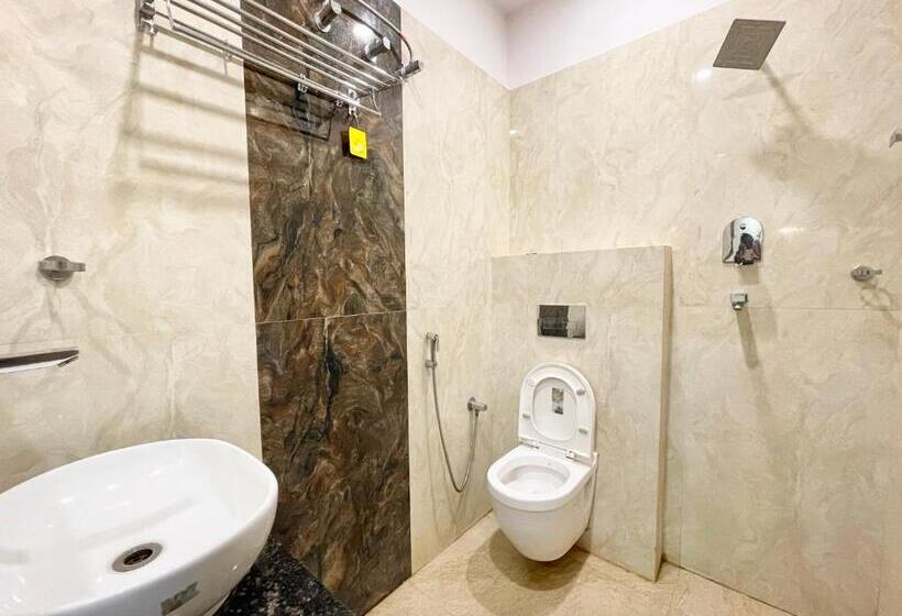 Номер Deluxe, Nandini Palace ! Varanasi ! होटल नंदिनी पैलेस  హోటల్ నందిని ప్యాలెస్ ! Fully Air Conditioned Hotel F